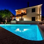 Dom wakacyjny In Near & Pool Pula