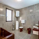 In Near & Pool בית נופש פולה