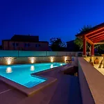 In Near & Pool בית נופש