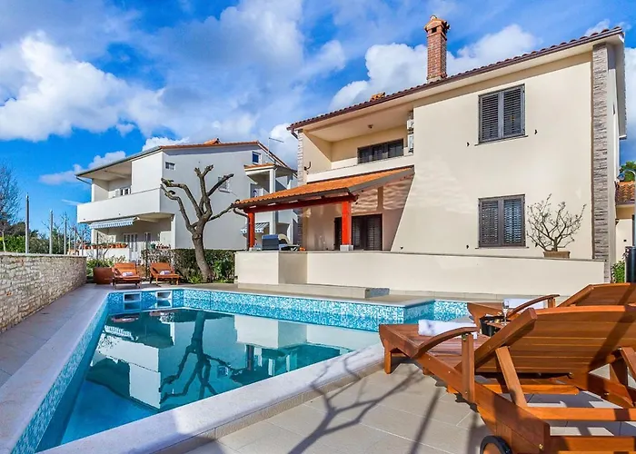 In Near & Pool 펜션 풀라