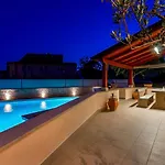 بيت للعطل In Near & Pool بولا