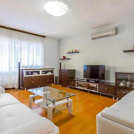 Spacious In With Pool Holiday home