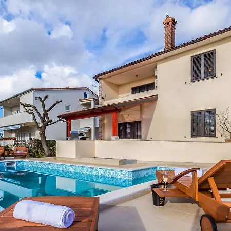 Spacious In With Pool Holiday home