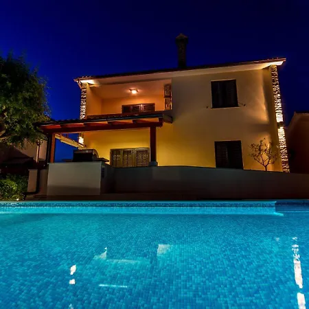 Spacious In With Pool