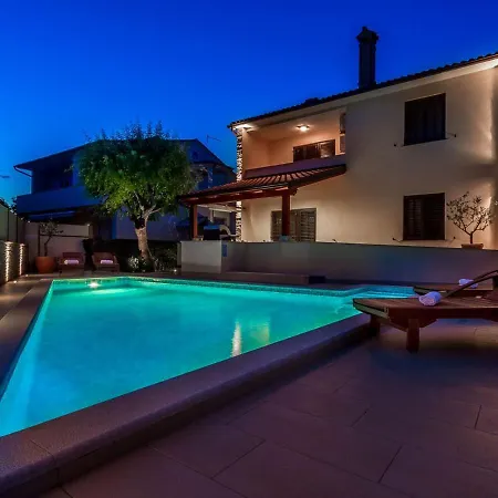 Spacious In With Pool