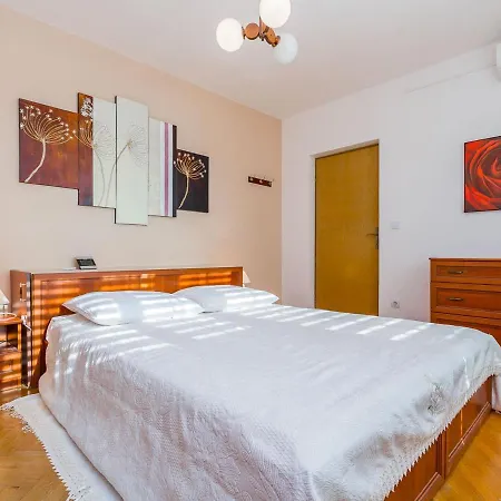 Spacious In With Pool