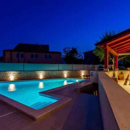 Spacious In With Pool Holiday home