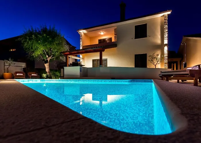 Feriehus In Near & Pool Pula